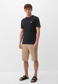 s.Oliver MIT HENLEY-AUSSCHNITT - Jednoduché tričko - schwarz