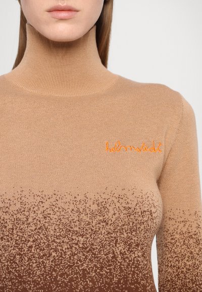 Bežna turtleneck pulover s gradientno teksturo prehajanja od svetlo do temno rjave; ima izvezen logo "helmutlang" v oranžni barvi.