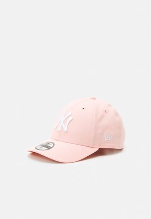 Casquette de baseball rose en tissu, avec un logo brodé blanc et une visière arrondie. Comprend des trous de ventilation et une petite étiquette de marque.