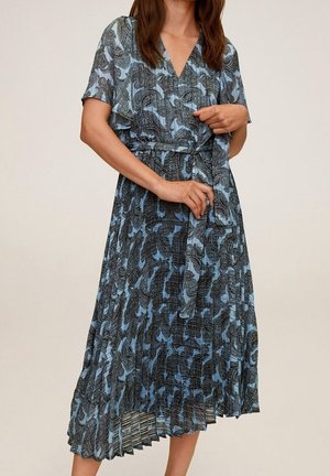 Robe bleue et noire à motifs avec ourlet plissé, courtes manches flottantes et décolleté en V. La ceinture nouée met en valeur la taille. Tissu léger.