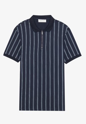 Marineblaues Polohemd mit kurzen Ärmeln, weißen vertikalen Streifen, Kragen und einem Reißverschluss vorne. Weicher Stoff mit glatter Textur.