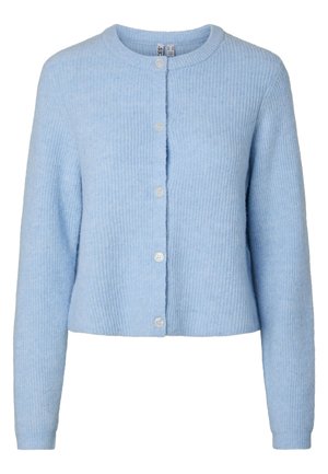 Cardigan en maille bleu clair à manches longues avec un col rond et cinq boutons sur le devant, montrant un tissu à texture douce.