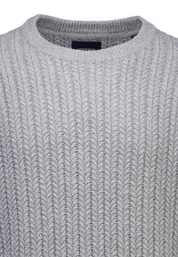 Jasnoszary sweter dzianinowy o prążkowanej fakturze, z wzorem w jodełkę, okrągłym dekoltem i widocznymi detalami szwów.