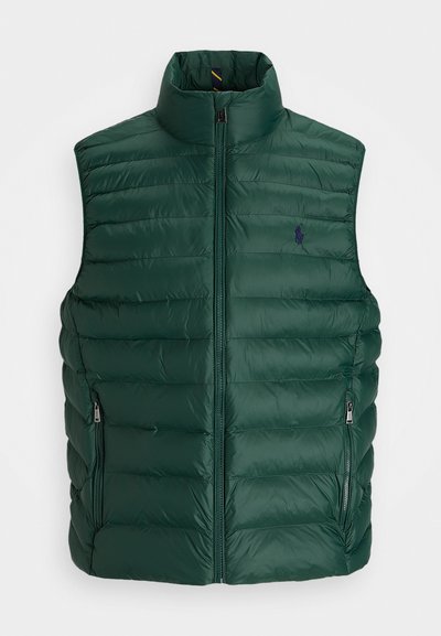 Gilet matelassé vert foncé avec un col haut, fermeture éclair à l'avant et deux poches latérales. Présente un motif matelassé et un petit logo sur la poitrine.