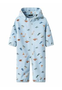 Hellblauer Einteiler mit einem Reißverschluss vorne, Kapuze und bunten Dinosaurier- und Palmenmustern auf dem Stoff. Glatte Textur.