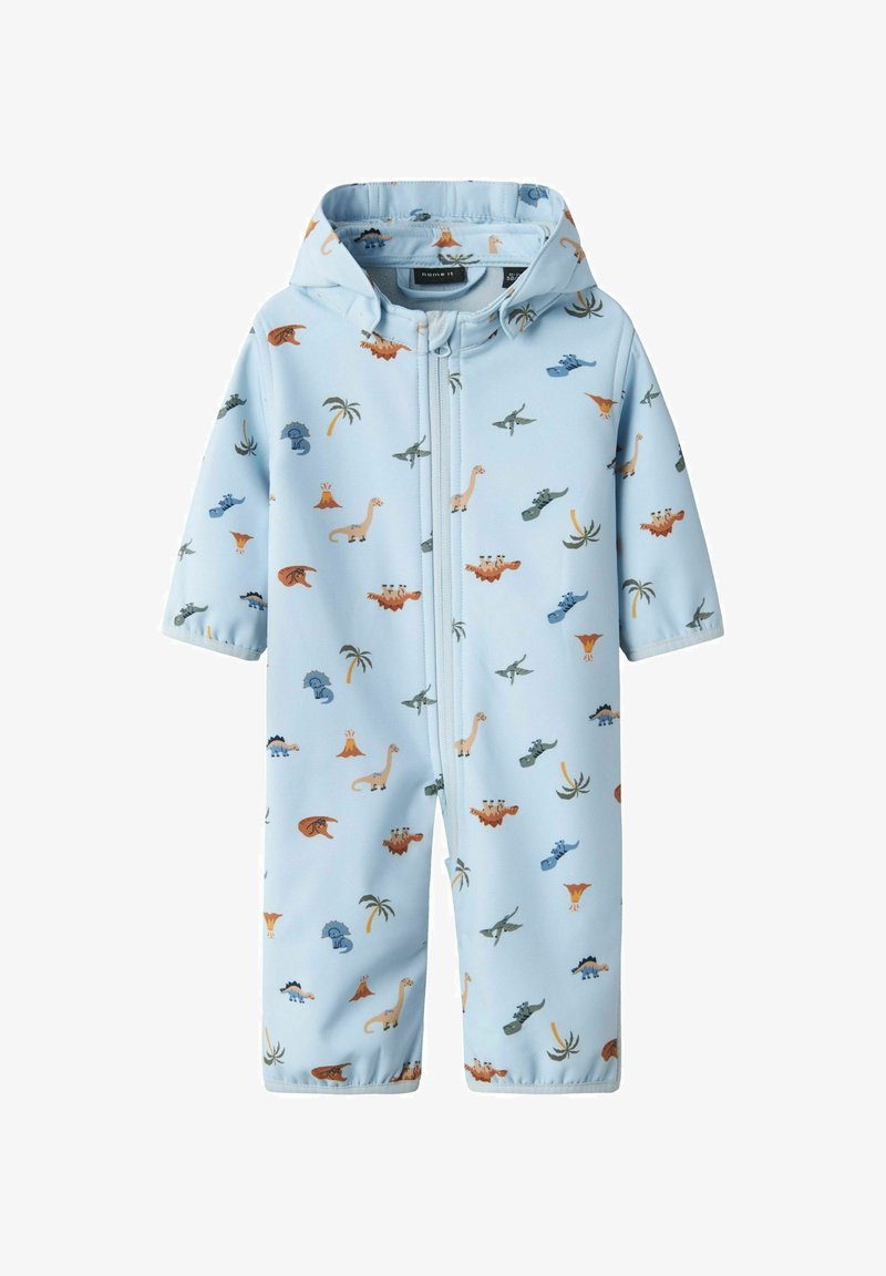 Hellblauer Einteiler mit einem Reißverschluss vorne, Kapuze und bunten Dinosaurier- und Palmenmustern auf dem Stoff. Glatte Textur.