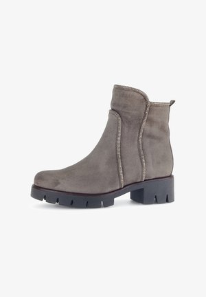 Bottines en suede grises avec une finition texturée, détail de fermeture éclair sur le côté et couture décorative le long de la couture. Semelle en caoutchouc noir épais.