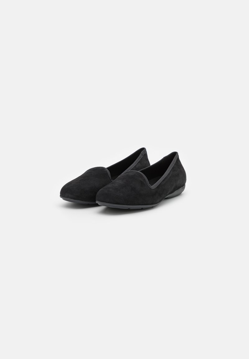 Scarpe slip-on in suede nero con punta arrotondata e cuciture sottili lungo i bordi. La suola è flessibile e texturizzata per garantire aderenza.