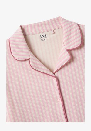 Camicia a righe rosa e bianche con bottoni e colletto, caratterizzata da piping rosa lungo i bordi e etichetta del marchio OVS all'interno del collo.
