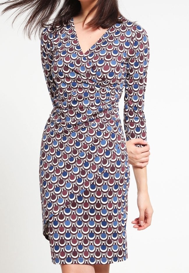 Viktdress i ett geometriskt mönster med vinröda, blå och vita färger. Långa ärmar, V-hals och knälång design. Slät tygtextur.