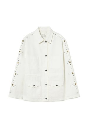 Chaqueta blanca abotonada con cuello, bolsillos con solapa en la parte delantera y tachuelas metálicas a lo largo de las mangas y las costuras de los hombros.