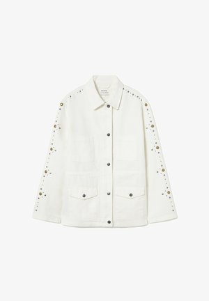 Chaqueta blanca abotonada con cuello, bolsillos con solapa en la parte delantera y tachuelas metálicas a lo largo de las mangas y las costuras de los hombros.