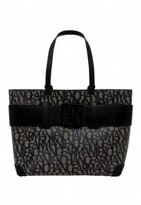 Musta ja harmaa olkalaukku, jossa on logopainatus, sileä pinta, kaksinkertaiset kahvat ja leveä musta nauha, jossa kohokuvioitu logoyksityiskohta.