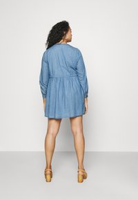 Mamalicious Curve MLSTINA LIA WOVEN TUNIC - Blusa - light blue/chambray