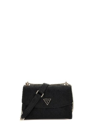Schwarze Handtasche aus strukturiertem synthetischen Material, mit einer Kettenriemen, einem dreieckigen Logo und einem geprägten Muster auf der Oberfläche.