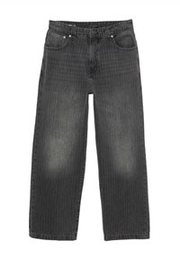 Fekete egyenes szárú farmernadrág diszkrét függ�őleges csíkokkal, elülső gombos záródással és öt zsebes kivitelben.