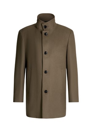 Manteau en laine vert olive avec un col haute, trois fermetures à boutons noirs, deux poches latérales et une coupe droite.