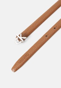 Calvin Klein THIN BELT  - Öv - carob brown