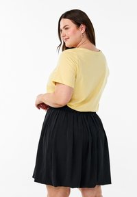Zizzi KURZÄRMELIGES MIT V-AUSSCHNITT - T-shirt - bas - sunlight