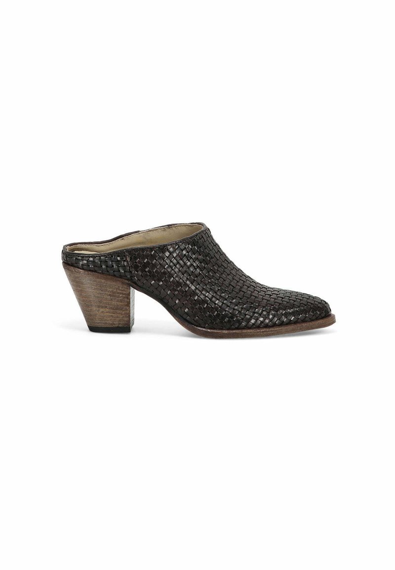 Mule en cuir tressé avec un bout pointu et un talon en bois de hauteur intermédiaire. Couleur brun foncé avec une surface texturée. Design minimaliste.