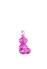 Charm de osito de peluche rosa hecho de esmalte brillante con un lazo de plata. El diseño presenta formas redondeadas y una textura suave.