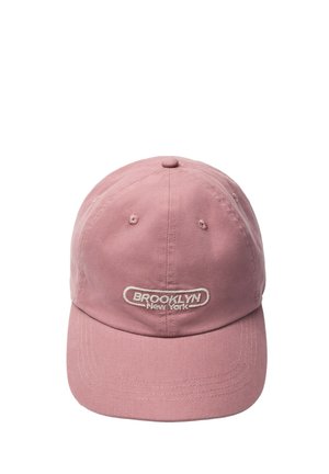 Casquette de baseball rose avec texte blanc brodé "BROOKLYN New York" sur le devant, avec des trous de ventilation cousus et une visière incurvée.