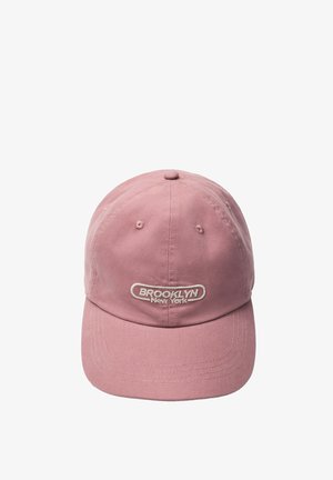Casquette de baseball rose avec texte blanc brodé "BROOKLYN New York" sur le devant, avec des trous de ventilation cousus et une visière incurvée.