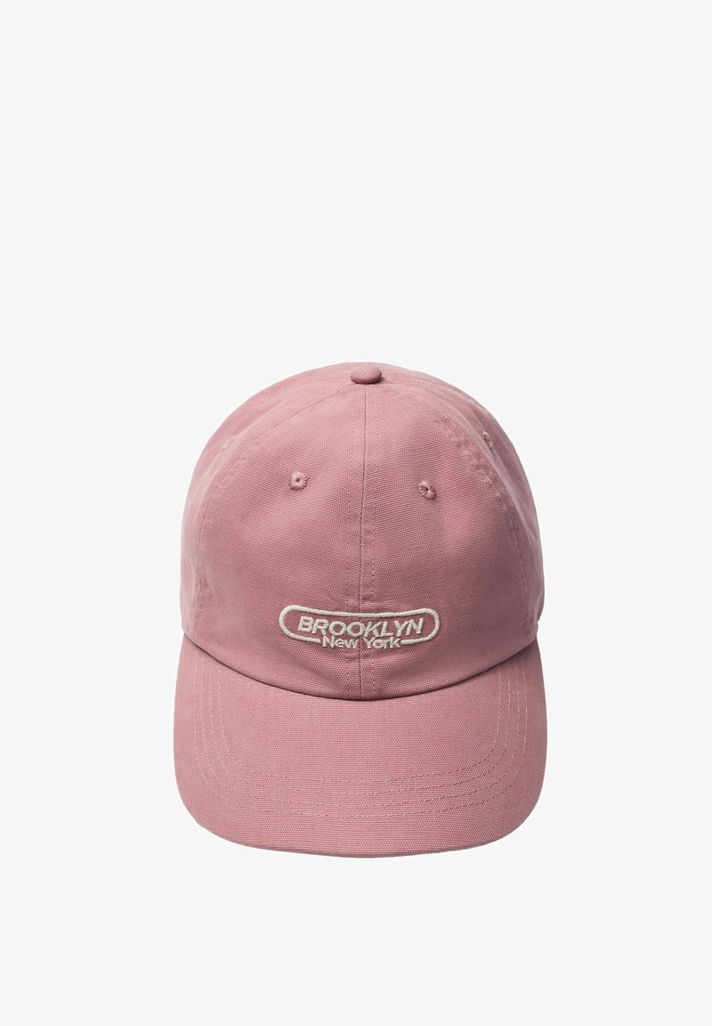 Casquette de baseball rose avec texte blanc brodé "BROOKLYN New York" sur le devant, avec des trous de ventilation cousus et une visière incurvée.