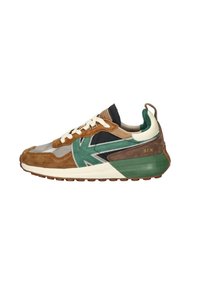 Bruine en groene sneakers met een mix van suede en mesh, met een opvallend groen logo, witte veters en een structuur rubberen zool.