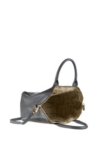 Sac à main en cuir gris avec deux poignées et fermeture éclair dorée, intérieur en tissu beige doublé avec le texte "Pierre Cardin" répété en noir.