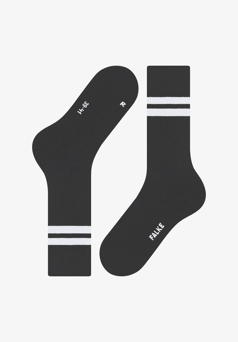 Schwarze Socken bis zur Mitte der Wade mit zwei weißen horizontalen Streifen nahe der Spitze, mit dem Buchstaben "R" auf der rechten Socke und "FALKE" an der Sohle beschriftet.