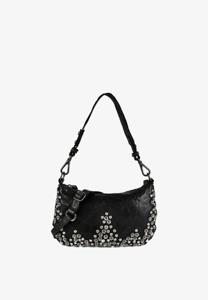 Sac à épaule en cuir noir avec bandoulière ajustable, décoré de clous ronds argentés selon un motif symétrique sur le devant et les côtés.