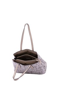 Sac fourre-tout en toile avec un extérieur gris clair présentant des motifs de logo noirs, des anses couleur crème et un intérieur spacieux avec zip.