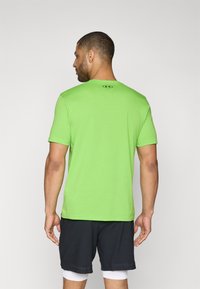 Under Armour BRAHMA BULL - Marškinėliai su spaudiniu - cyber green/black