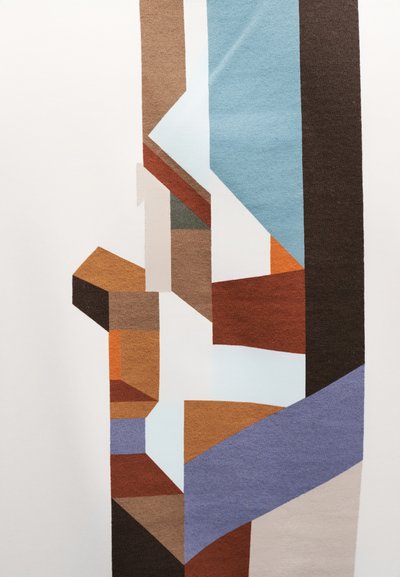 Σχεδιασμός υφάσματος με γεωμετρικά σχήματα σε καφέ, μπλε, πορτοκαλί και μπεζ σε ανοιχτό φόντο, με συνδυασμό επίπεδων και υφασμάτινων στοιχείων.