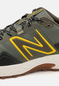 New Balance 410 V8 - Běžecké boty do terénu - dark olivine