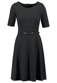 Robe noire au genou avec manches courtes, encolure ronde, taille cintrée et une fine ceinture noire avec une petite boucle.