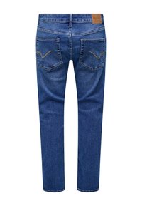 Blå denimjeans med baklommer som har buet søm og en brun lærmerkelapp på livet.