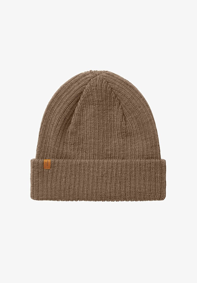 Brūns adīts beanie cepure ar salocītu apmali un mazu ādas birku. Tam ir vertikāla ribota tekstūra un pieguļošs kronis.