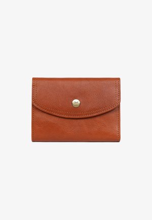 Portefeuille en cuir marron avec une finition texturée, un rabat courbé et une fermeture à bouton central doré. Présente des coutures tonales pour plus de détail.