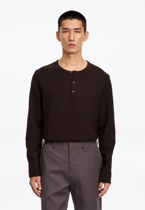ARKET, ARKET HENLEY SHIRT - Maglietta a manica lunga - brown