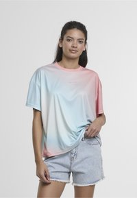 Lehká tričko s krátkými rukávy v přechodu z růžové na modrou, se stojáčkovým límcem a jemným potiskem loga na přední straně.