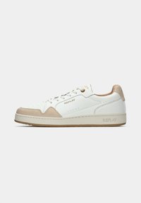 Basket blanche basse avec des accents en suède beige, semelle en caoutchouc, et le logo "REPLAY" sur le côté, le talon et la languette.