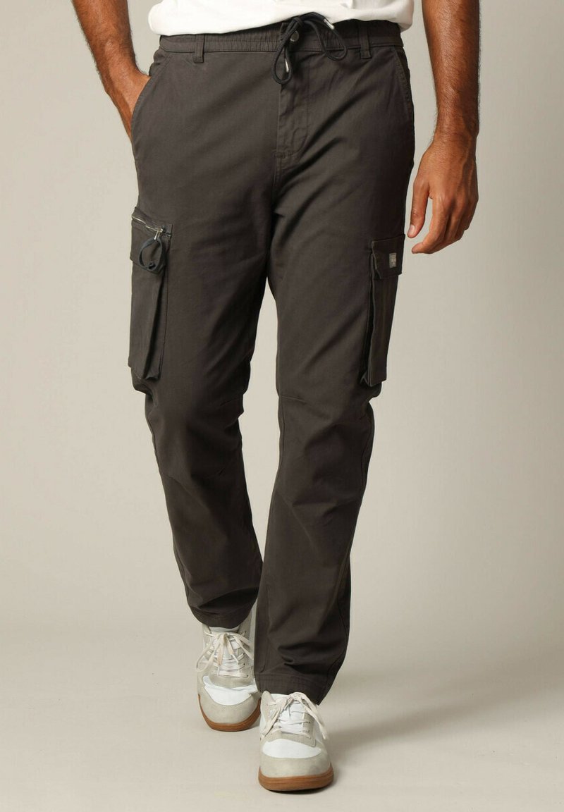 Cargo pants in donkergrijs, met een relaxed fit, een koord in de taille en meerdere zijzakken met ritsen. Soepele stoftextuur.