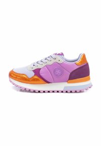 Sneaker colorato con una tomaia in rete decorata con dettagli metallici arancioni e viola, un tallone viola testurizzato e una suola in gomma resistente.