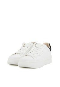 Witte sneakers met een glad leren bovenwerk, ronde neus, vetersluiting aan de voorkant en een contrasterende zwarte hielaccent. Beschikt over een dikke, gevoerde zool.