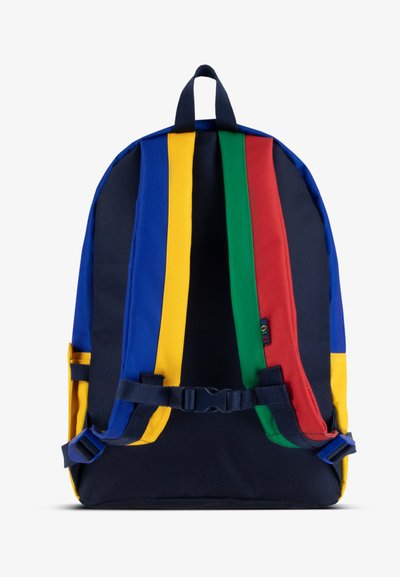 Mochila con cuerpo en color azul marino, con correas de varios colores en azul, amarillo, rojo y verde. Incluye cierre con hebilla y bolsillos laterales.