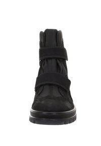 Černá bota s horní částí z texturované semišové a látkové tkaniny. Má dvě nastavitelné suché zipy a polstrovaný límec pro pohodlí. Plochá gumová podrážka.