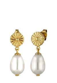 Guldøreringe med en textureret rund stud og en glitrende overflade, der hænger ned fra en glat, hvid, dråbeformet perle.