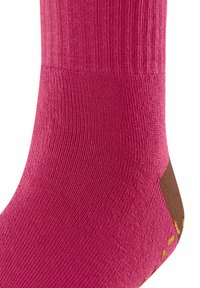 Magenta katoenen sok met een geribbelde textuur, voorzien van een bruine hak en een gouden spikkelontwerp nabij de teen.